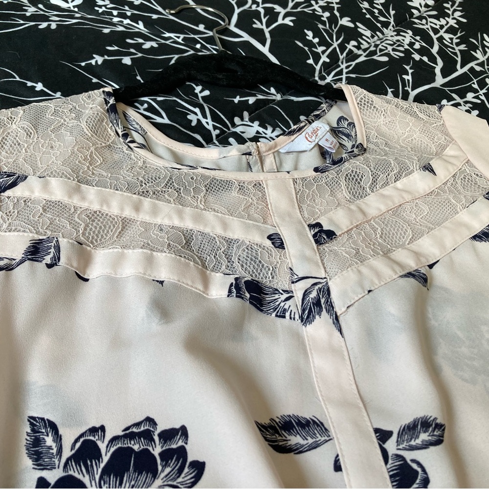 Beautiful floral blouse, women’s size medium. - Picture 5 of 12